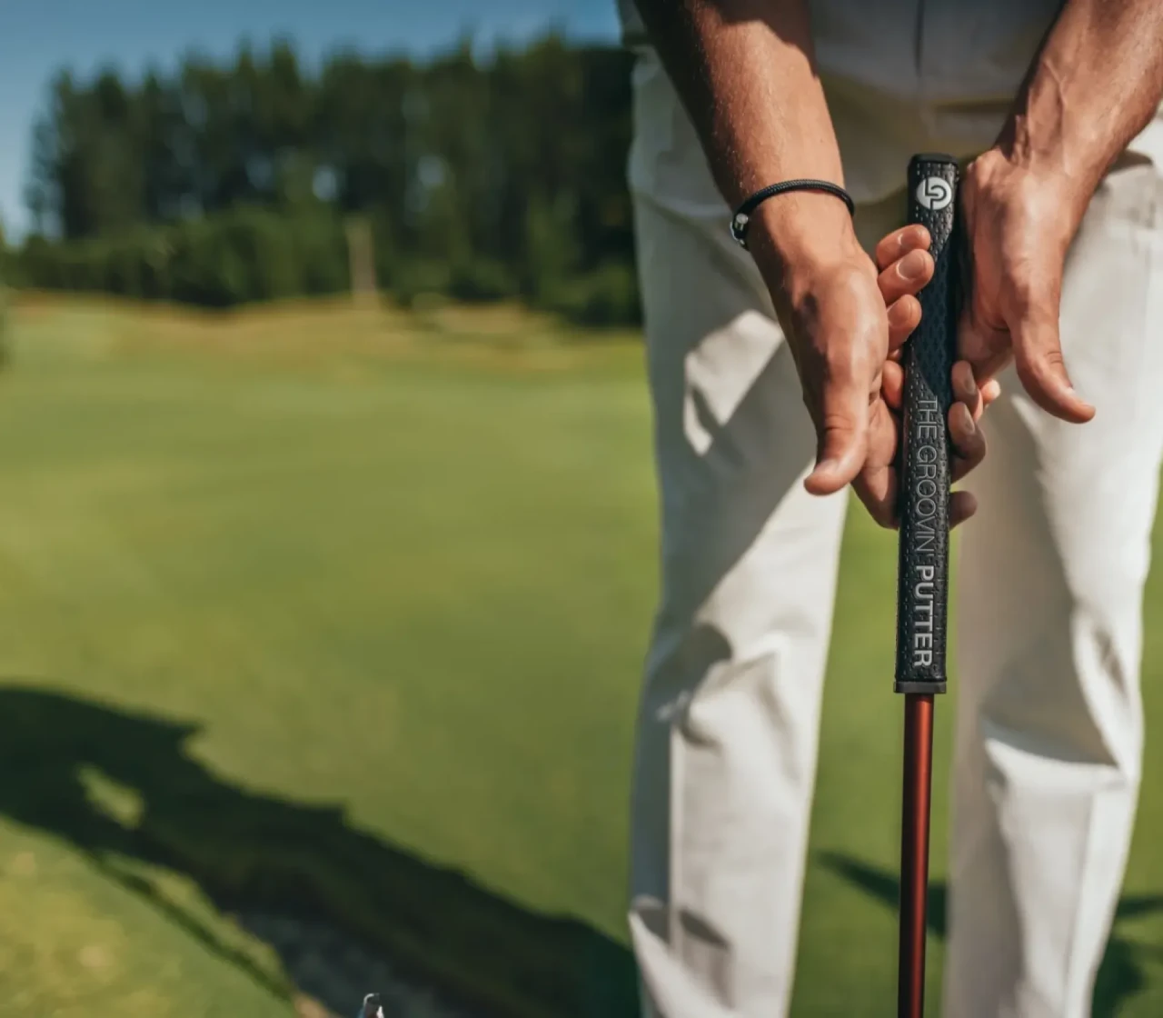 Zwei Golfer mit Caps auf dem Platz