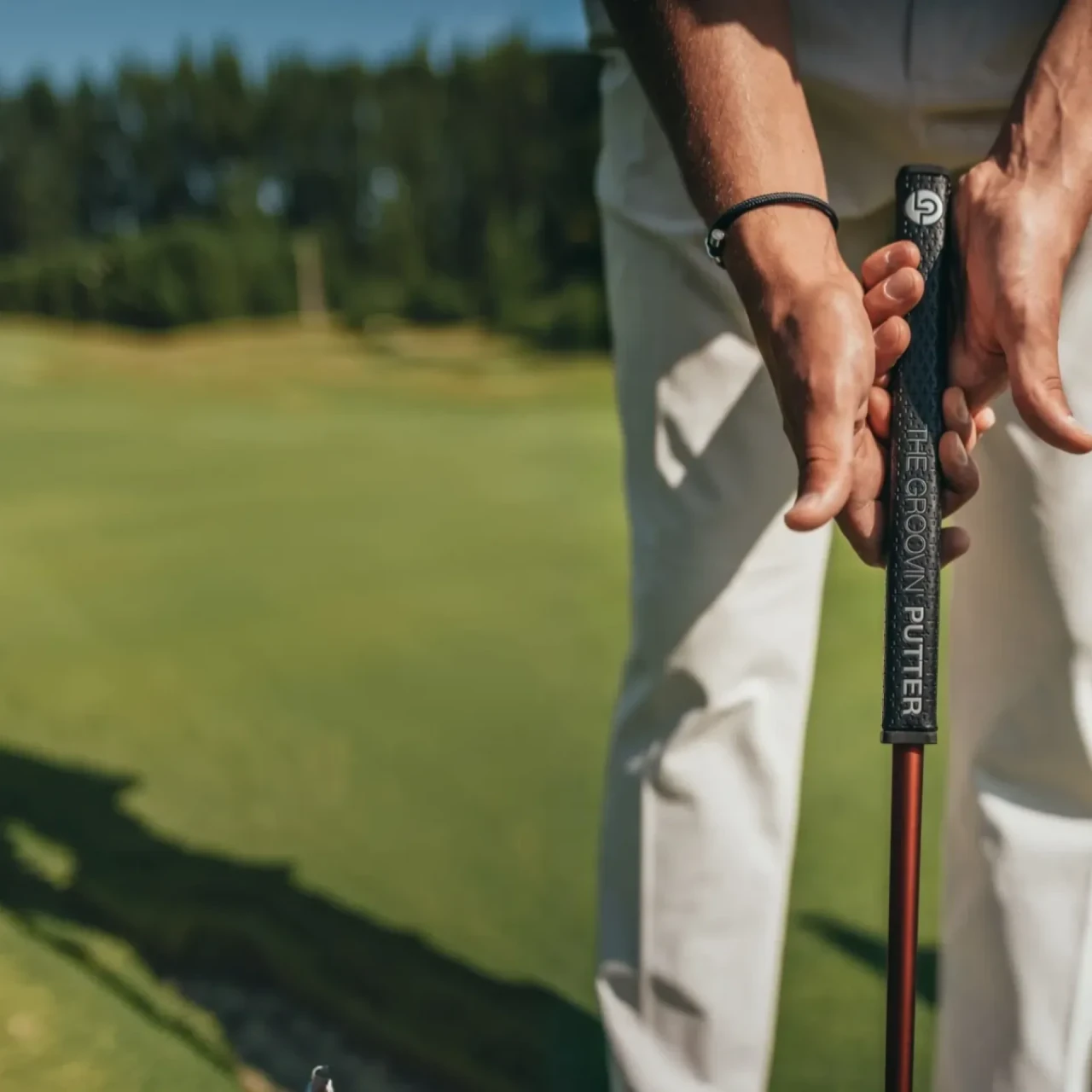 Zwei Golfer mit Caps auf dem Platz