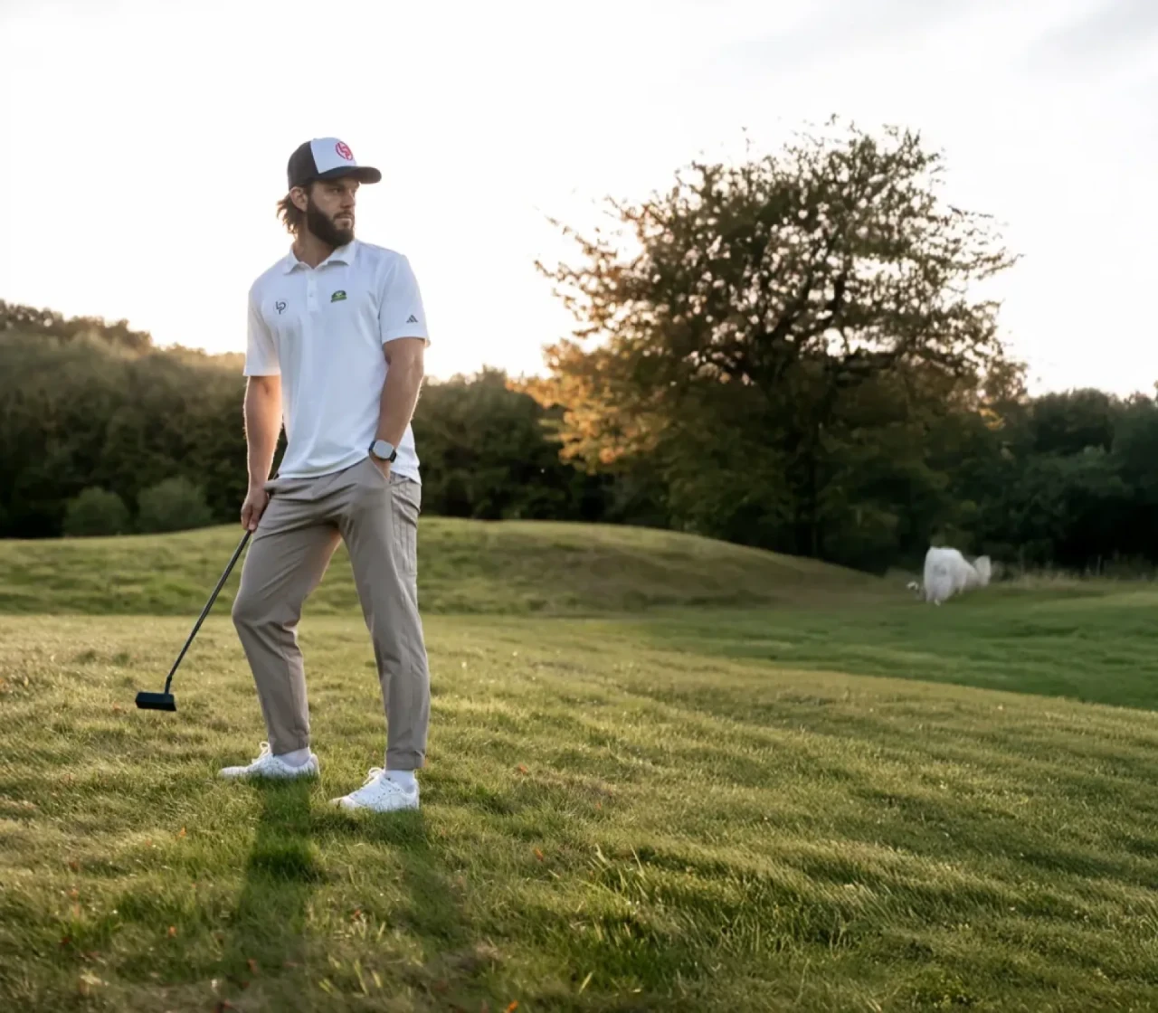 Golferin beim Abschlag auf dem Golfplatz