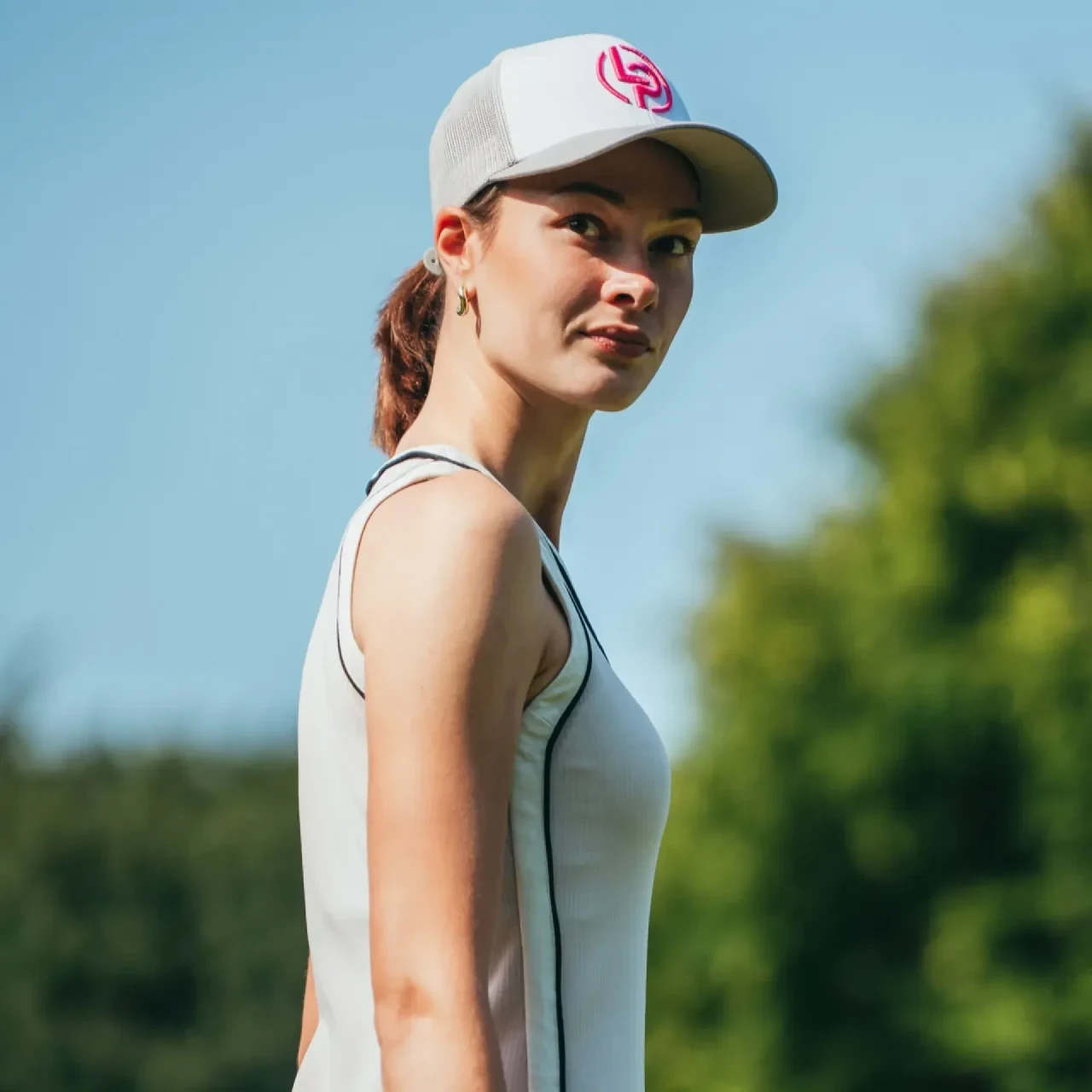 Anna Richter mit LP-Cap auf dem Golfplatz