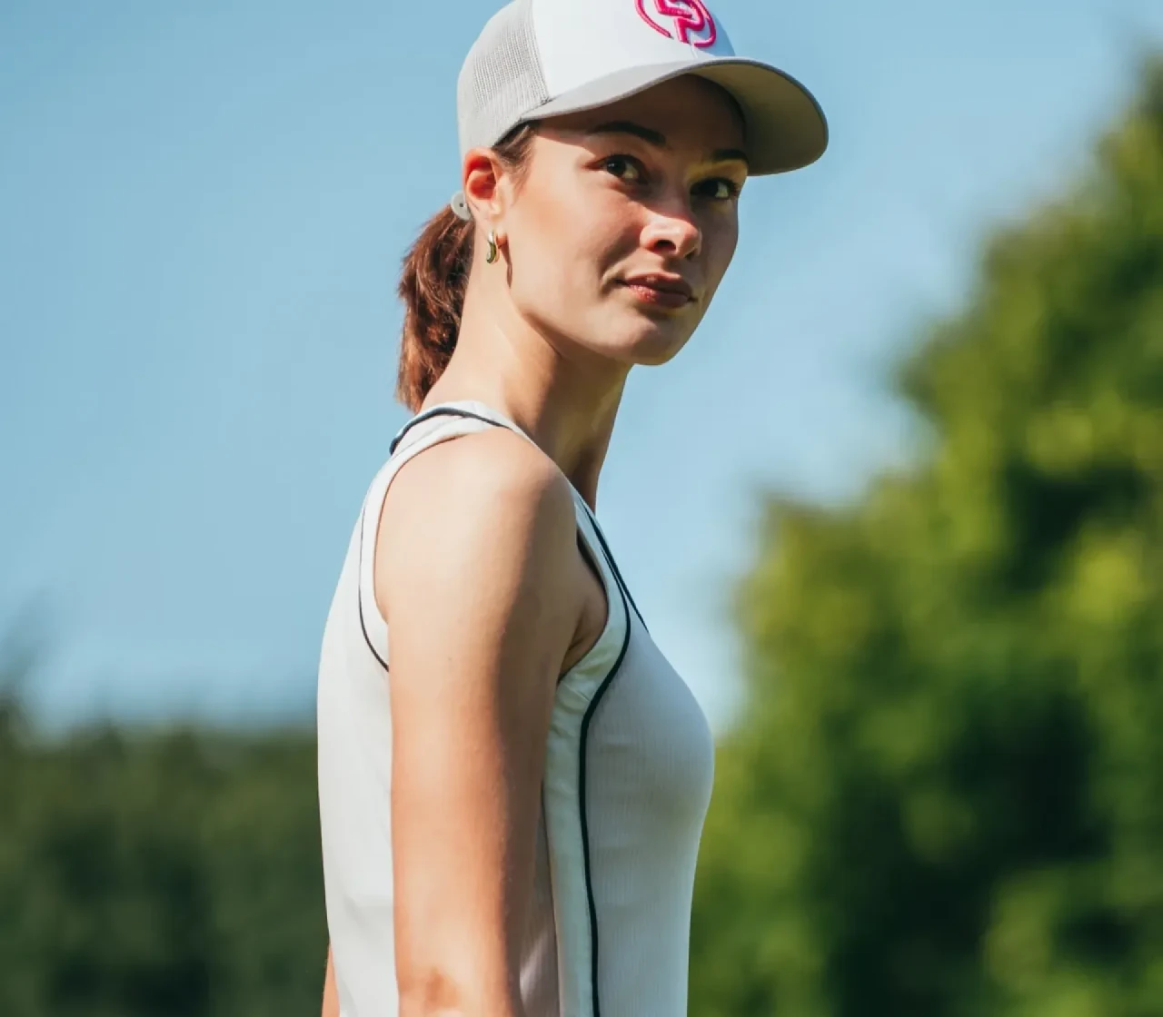 Anna Richter mit LP-Cap auf dem Golfplatz