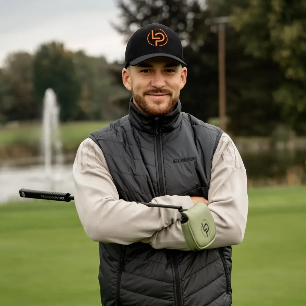 Yannick-Noah Köhnen mit verschränkten Armen auf dem Golfplatz