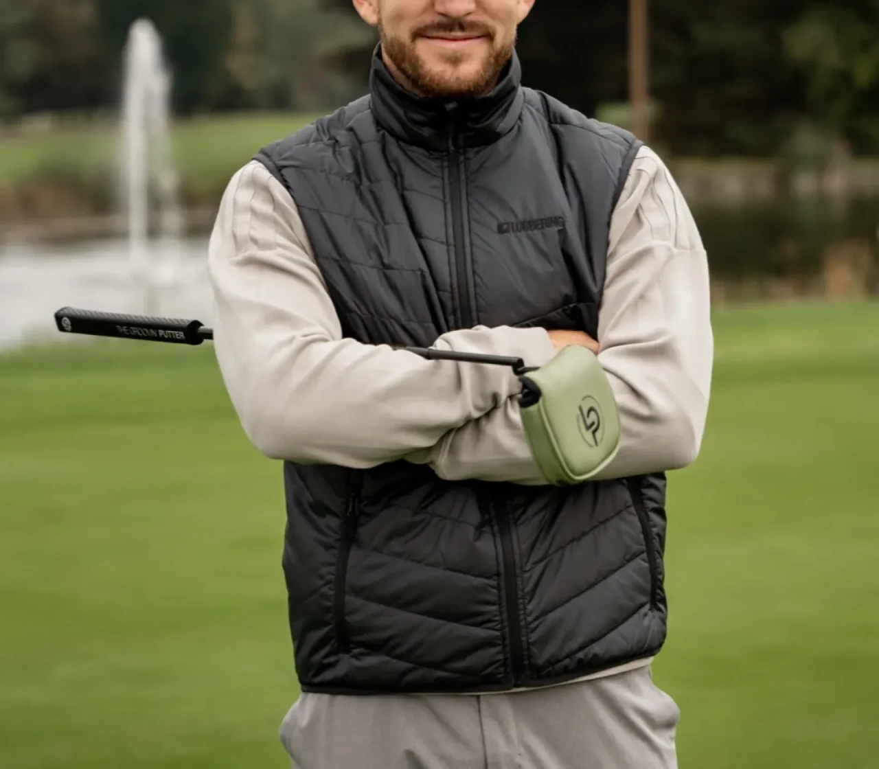 Yannick-Noah Köhnen mit verschränkten Armen auf dem Golfplatz