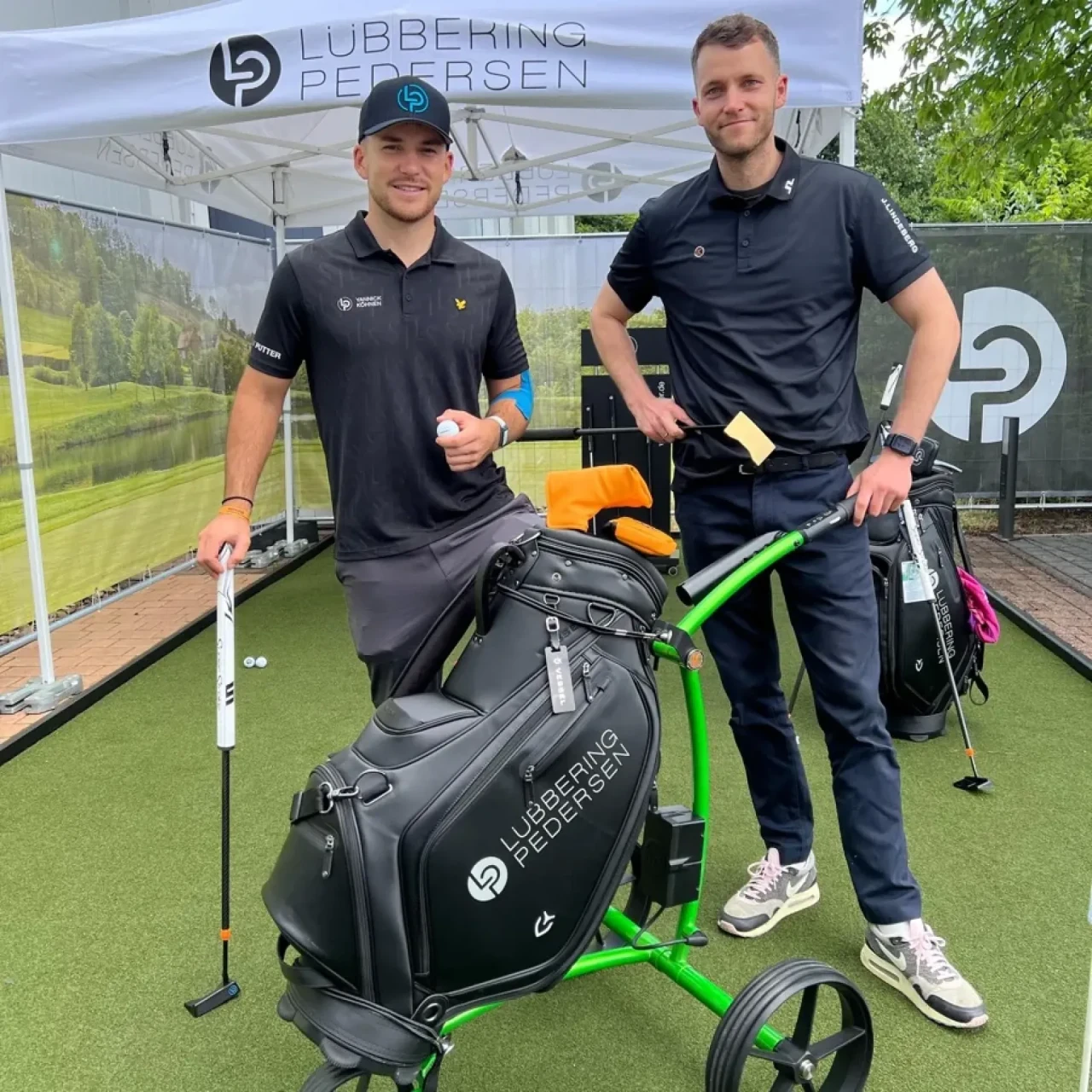 Yannick-Noah mit dem LP-Team und Golfbags am Messestand