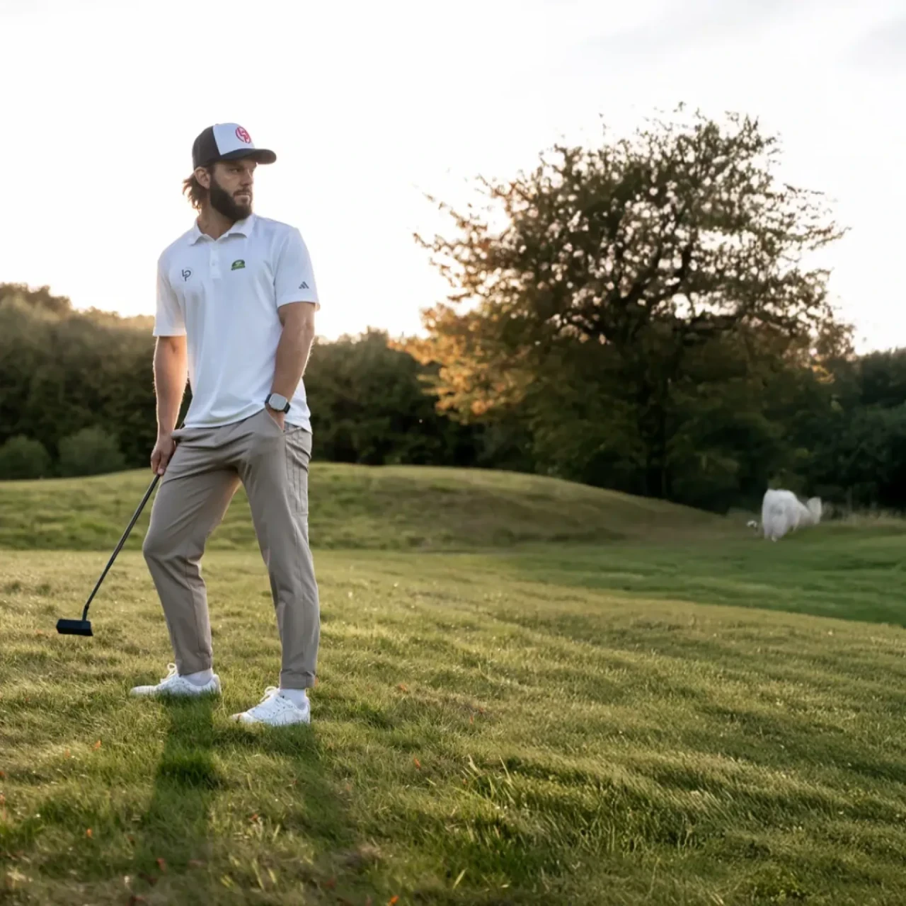 Christian Ehlebracht im weißen Polo auf dem Golfplatz