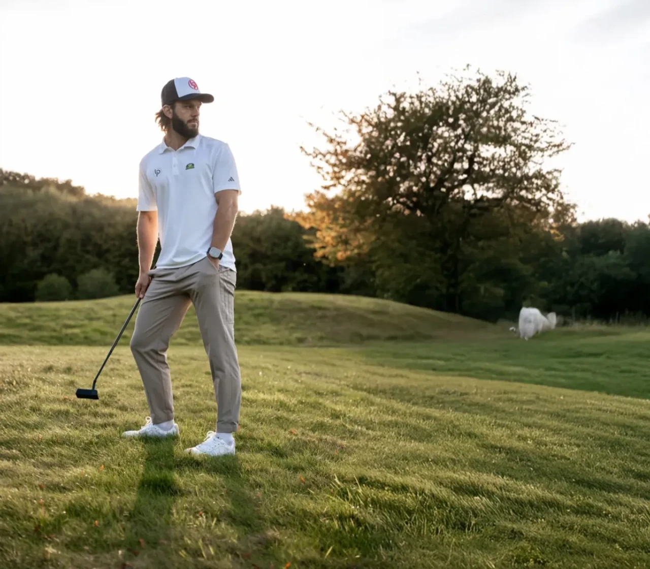 Christian Ehlebracht im weißen Polo auf dem Golfplatz