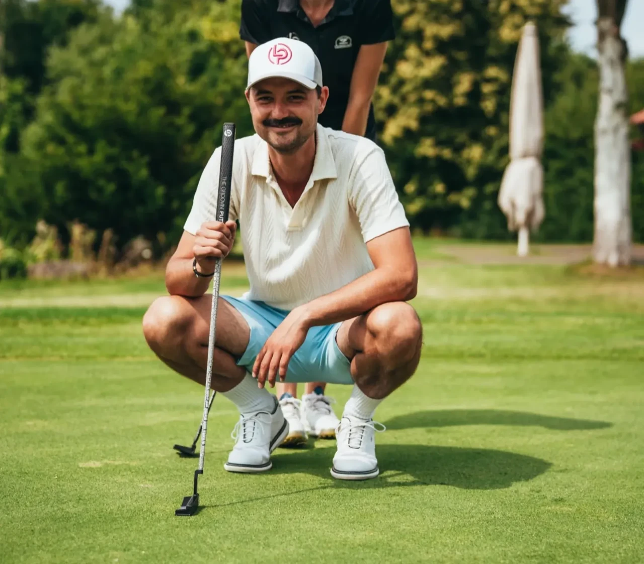 Andreas Bollmeier mit LP-Cap auf dem Golfplatz